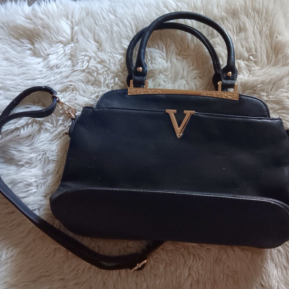 Get This V On! Convertible from handbag to shoulder bag!